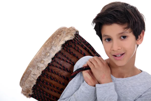 Liten pojke bär bongo över axel — Stockfoto