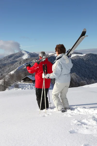 Пара с лыжами — стоковое фото