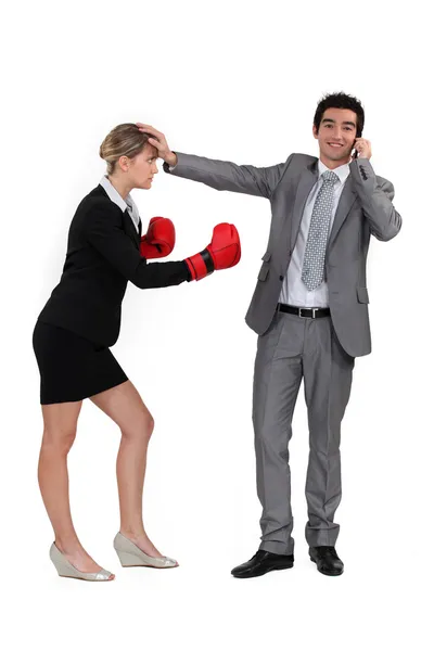 Homem ao telefone e mulher com luvas de boxe — Fotografia de Stock