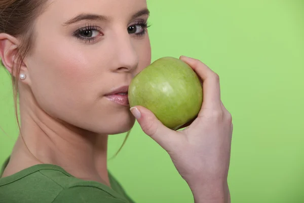 Donna con mela verde in mano — Foto Stock