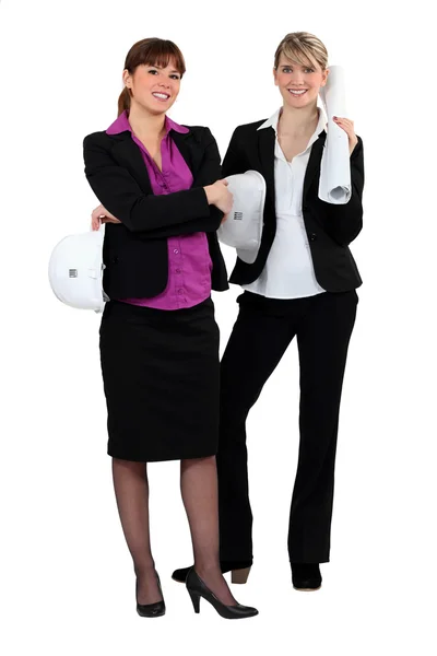 Zwei Geschäftsfrauen mit Helm und Blaupause — Stockfoto