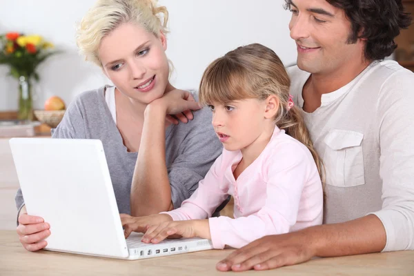 Pais com filha e computador — Fotografia de Stock