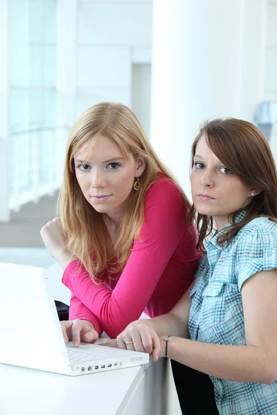 Duas meninas adolescentes com computador portátil — Fotografia de Stock