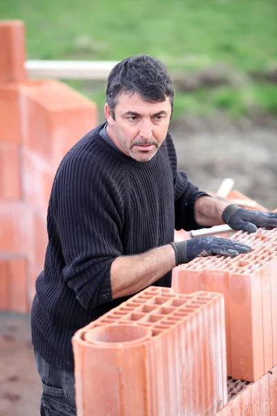 A hard-working bricklayer — Stock Photo, Image