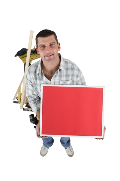 Рабочий с красной вывеской на белом фоне — стоковое фото