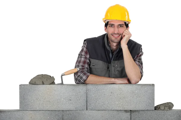 Mason poniendo cemento en una pared — Foto de Stock
