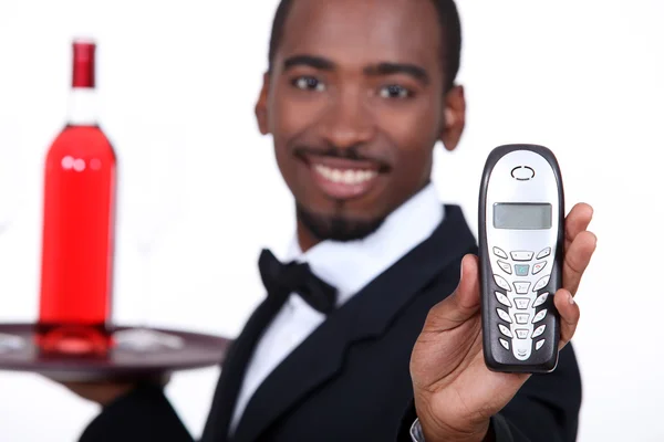 Restaurante garçom segurando telefone — Fotografia de Stock