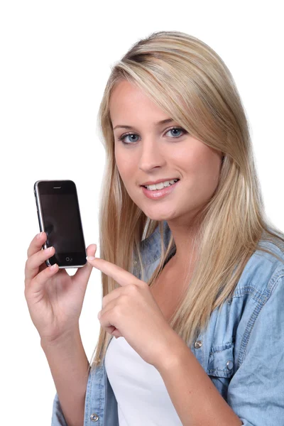Девушка держит телефон — стоковое фото