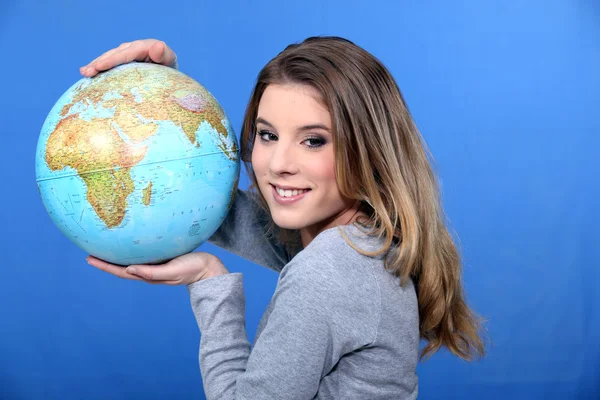 有吸引力的年轻女子，举行一个地球仪 — 图库照片