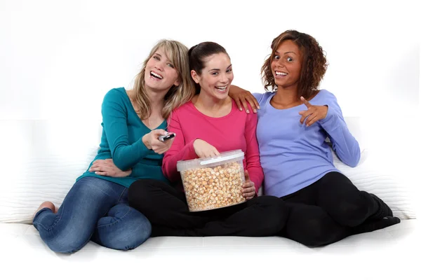Três meninas comendo pipoca — Fotografia de Stock