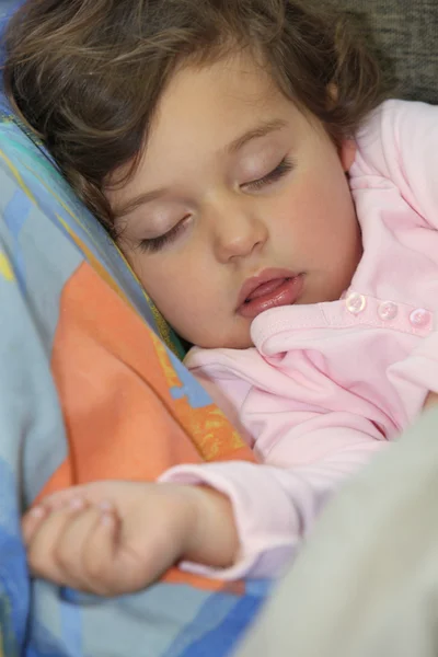 Kleines Mädchen schläft — Stockfoto