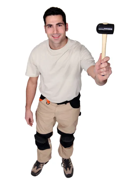 Homem segurando martelo de borracha — Fotografia de Stock