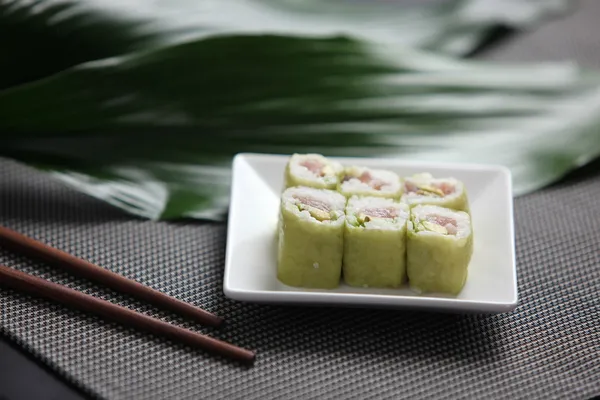 Sushi på en tallrik — Stockfoto