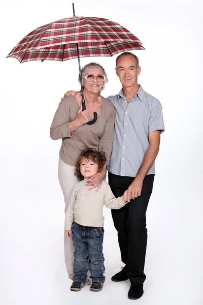 Großeltern posieren mit ihrem Enkelkind — Stockfoto
