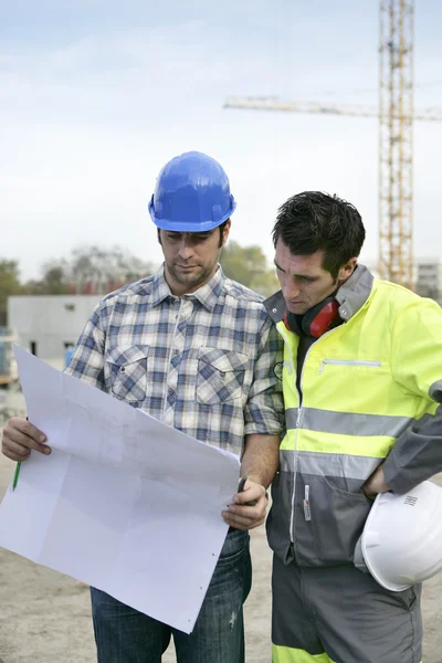 Foreman y colega revisando el progreso de la construcción — Foto de Stock