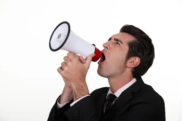 Hombre gritando en un megáfono — Foto de Stock