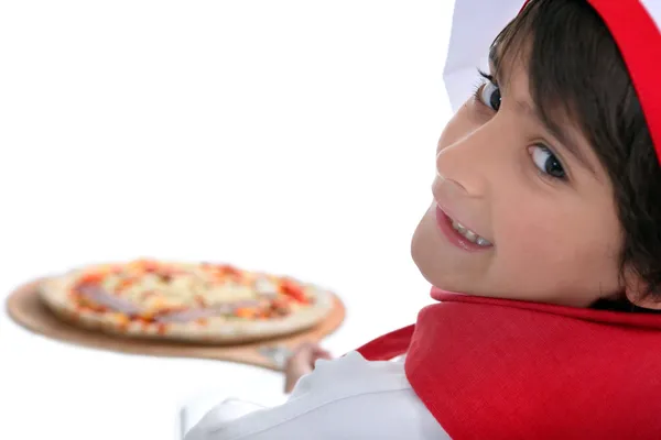 Mladý chlapec dělat pizzu — Stock fotografie