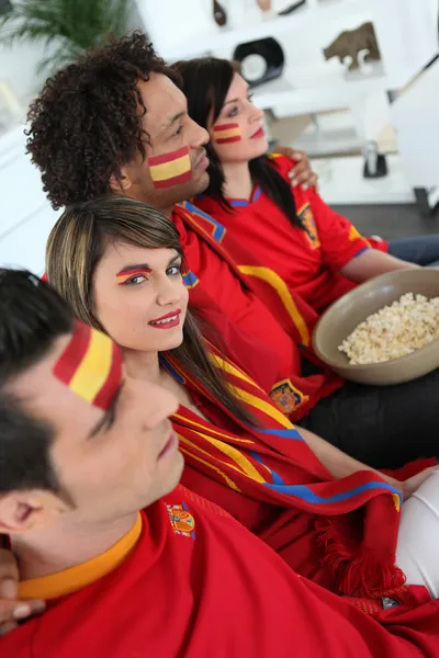 Aficionados al fútbol español viendo un partido en casa — Foto de Stock
