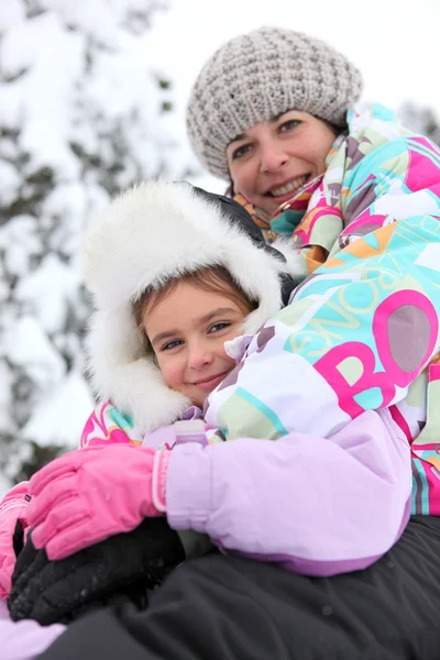 Mutter mit Kind an einem Wintertag — Stockfoto