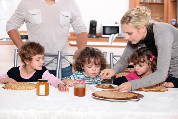 Niños comiendo un bocadillo —  Fotos de Stock