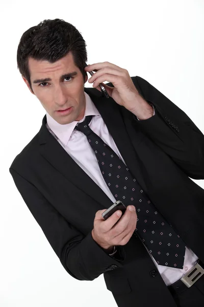 Geschäftsmann mit zwei Telefonen. — Stockfoto