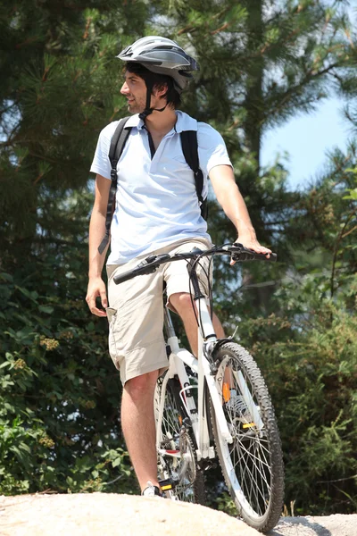 Człowiek na dzień kolarstwo górskie — Zdjęcie stockowe