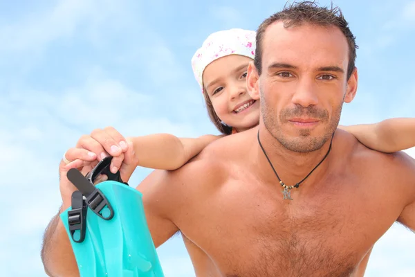 Padre e hija con aletas de natación —  Fotos de Stock