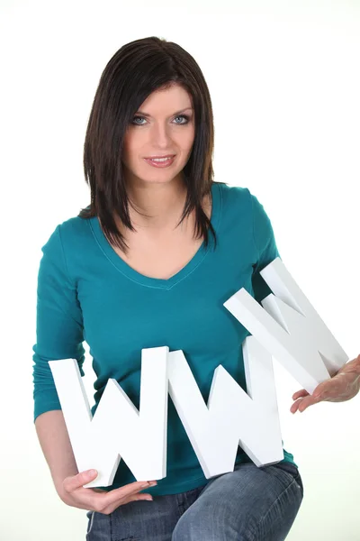 Una donna che tiene il simbolo www — Foto Stock