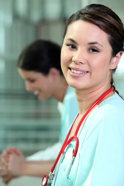 Lachende verpleegster — Stockfoto