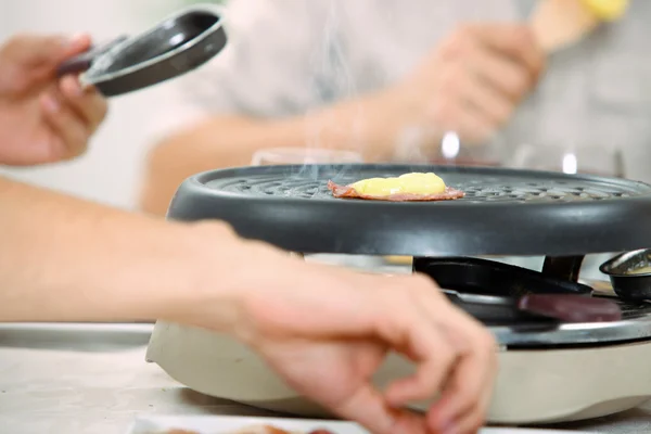 Nowoczesny elektryczny raclette grill — Zdjęcie stockowe