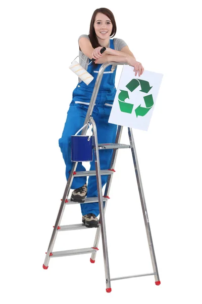 Θηλυκό διακοσμητής κρατάει πινακίδα ανακύκλωσης — Φωτογραφία Αρχείου