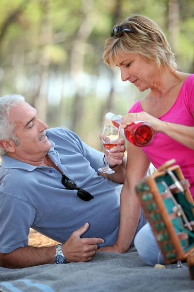 派手なピクニックを持っている中年のカップル — ストック写真