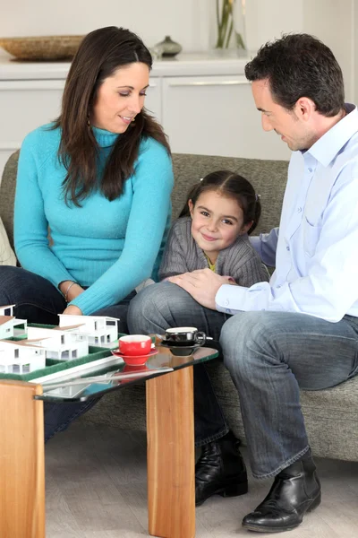 Familie schaut sich ein Neubaumodell an — Stockfoto