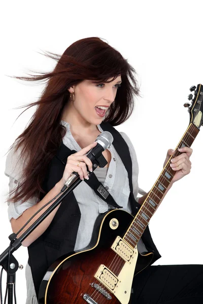 Kadının bir gitarla şarkı — Stok fotoğraf