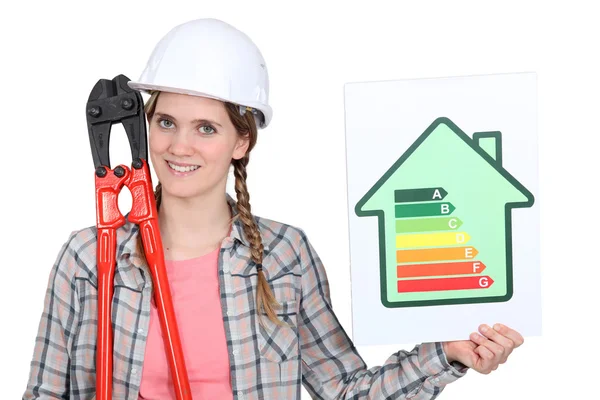 Een vrouwelijke bouwvakker bevordering van energiebesparing. — Stockfoto