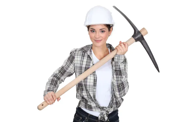 Giovane muratore donna che tiene piccone — Foto Stock