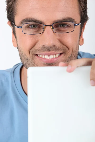 Άνθρωπος με γυαλιά μπροστά από υπολογιστή — Φωτογραφία Αρχείου