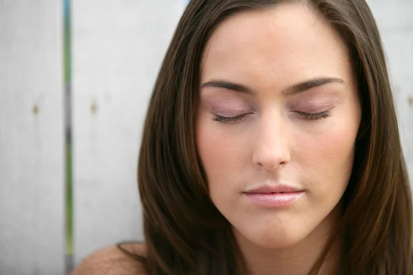目を閉じた女性の肖像 — ストック写真