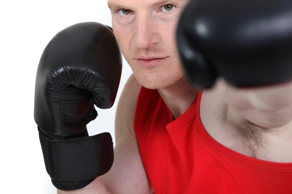 Boxer dando um soco — Fotografia de Stock