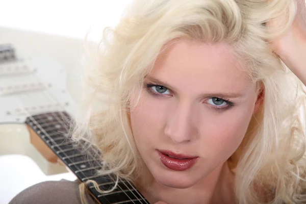 Blonde Frau mit Gitarre über der Schulter — Stockfoto