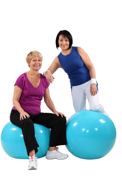 Un par de mujeres de mediana edad haciendo ejercicio . — Foto de Stock