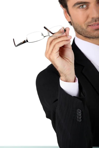 El hombre quitándose las gafas — Foto de Stock