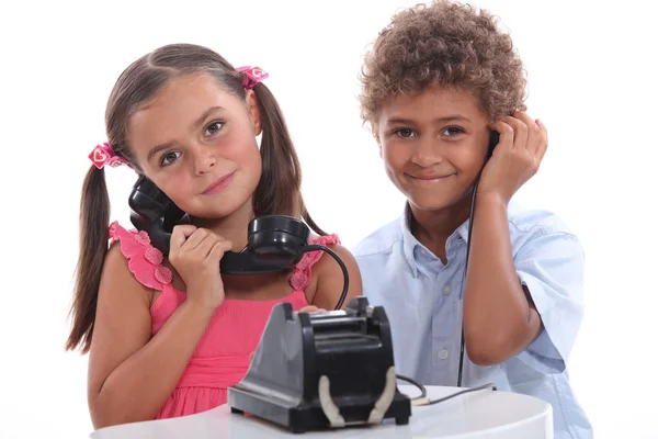 Barn i telefon — Stockfoto