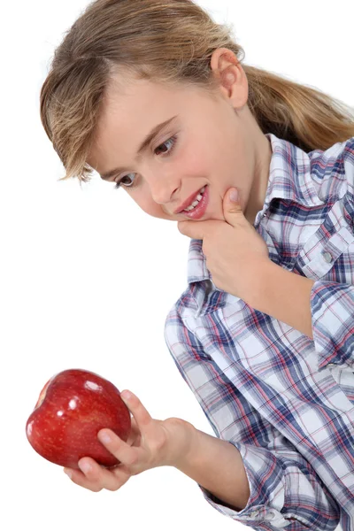 Ragazzina con mela in mano — Foto Stock