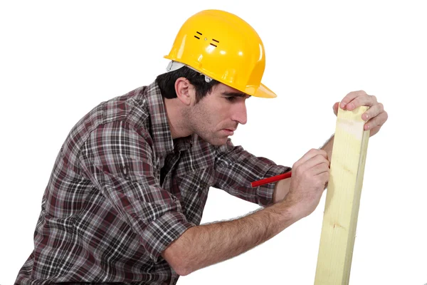 Man marking wood — Stock Photo, Image