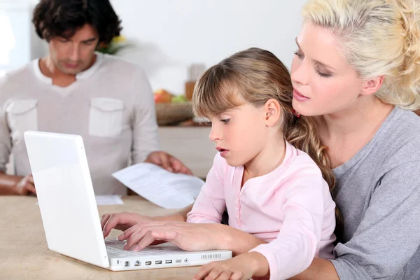 Mor med flicka och dator — Stockfoto