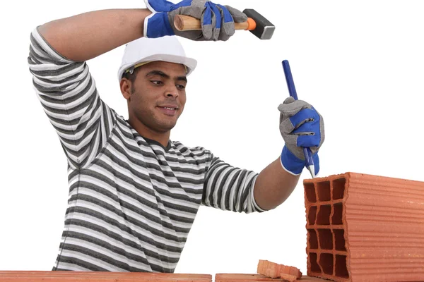 Mason using chisel on brick — Stock Photo, Image