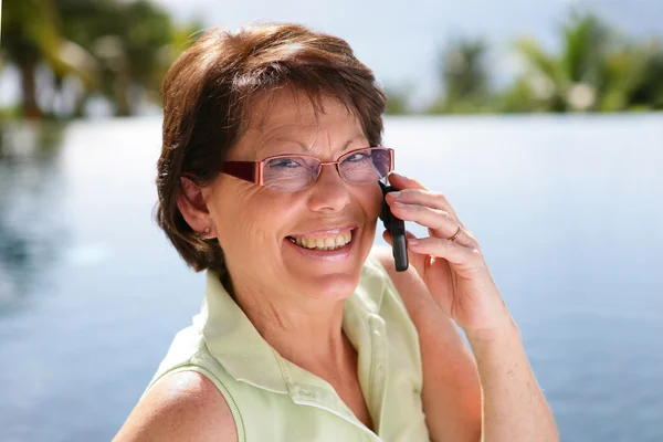 Mujer haciendo una llamada desde el lago — Foto de Stock
