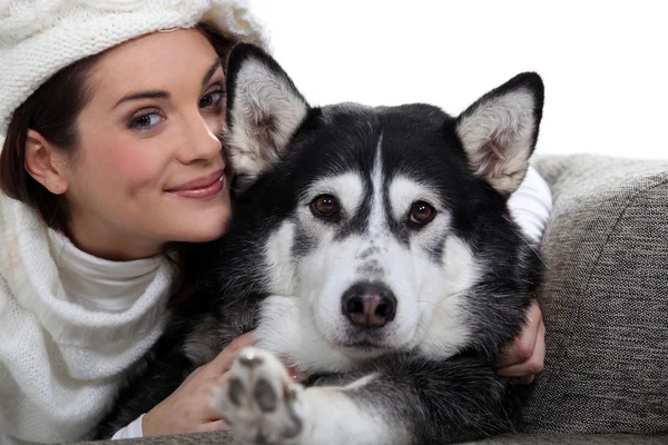 Kadın ile köpek Divan — Stok fotoğraf