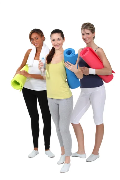 Mujer sosteniendo colchonetas de gimnasio — Foto de Stock